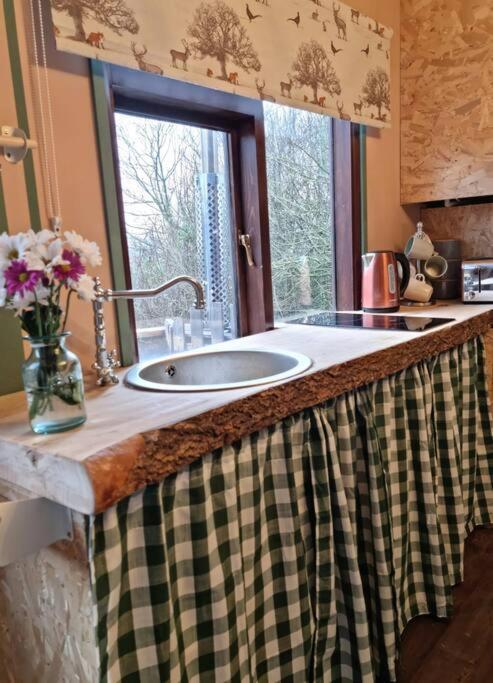 The Woodland Lodge - Wood Fired Hot Tub And Firepit Hambleton Exterior photo